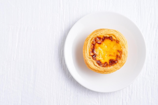 Tarta de huevo en una mesa de madera blanca, vista superior, desayuno