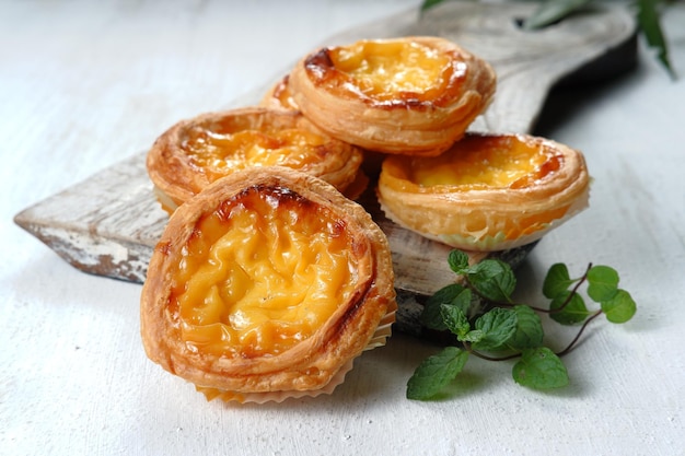 Tarta de huevo portuguesa casera o Pastel de nata o pastel de Belm sobre fondo blanco.