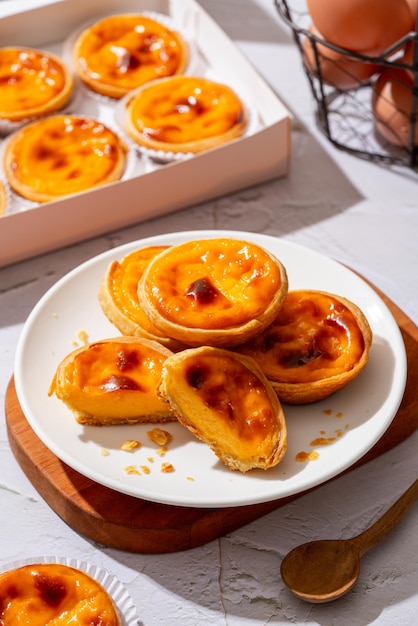 Tarta de huevo, postre tradicional portugués, pastel de nata.