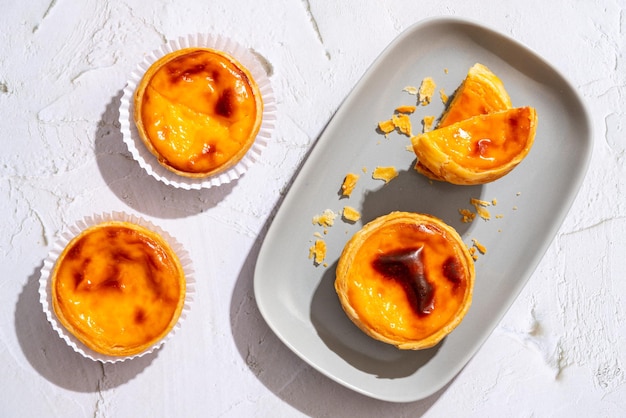 Tarta de huevo, postre tradicional portugués, pastel de nata.