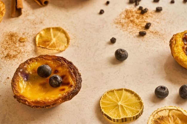 Tarta de huevo, postre tradicional portugués, pastel de nata.