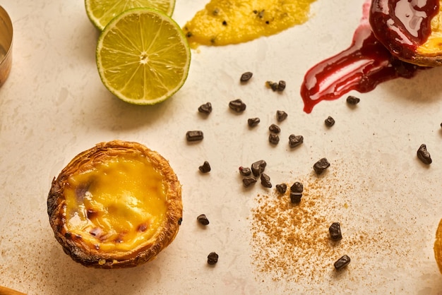 Tarta de huevo, postre tradicional portugués, pastel de nata.