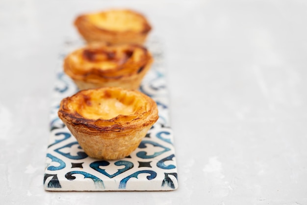 Tarta de huevo típica portuguesa pastel de nata en cerámica