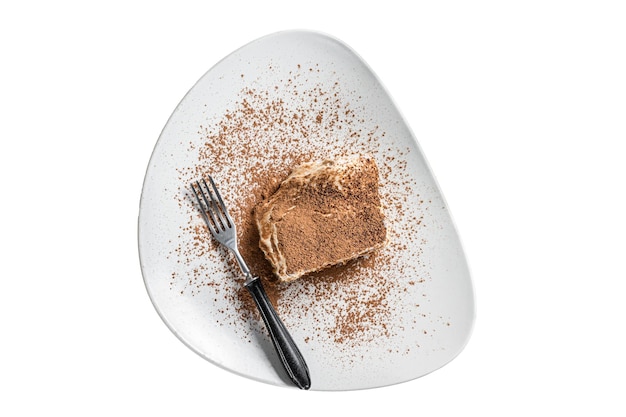 Tarta italiana tiramisú con cacao en un plato aislado sobre fondo blanco.