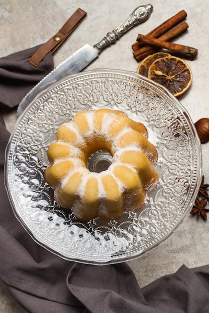 Tarta jaspeada de chocolate y vainilla sobre un plato de cristal