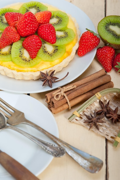 Tarta de kiwi y fresas