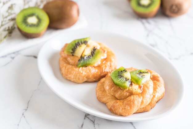 tarta de kiwi en un plato