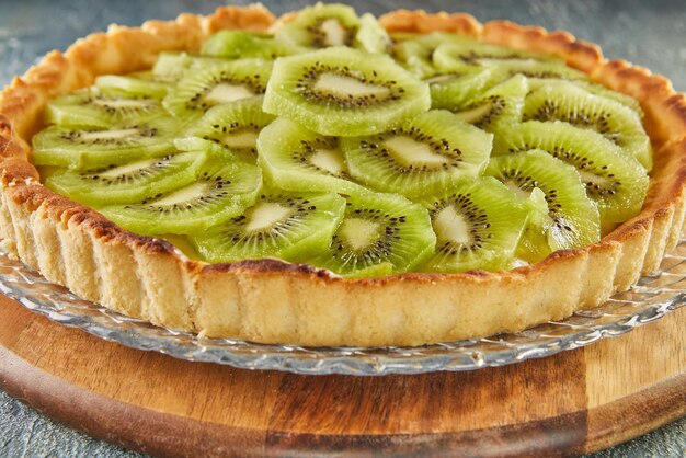 Tarta de kiwi preparada en soporte de madera Cocina gourmet francesa