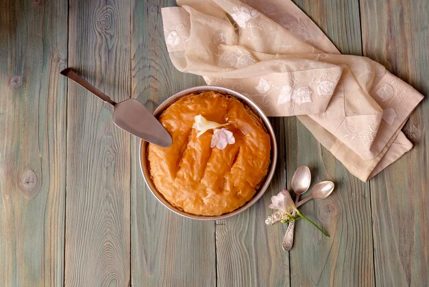 Tarta de leche en sémola con salsa de limón en una mesa de madera closeup cocina griega