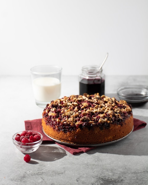 Tarta de limón casera con grosella negra