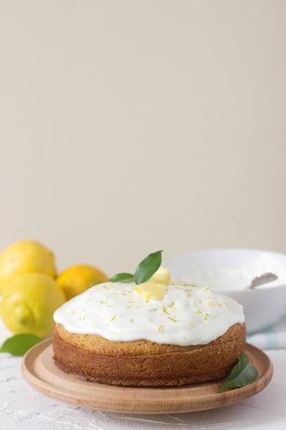 Tarta de limón con crema batida, copyspace