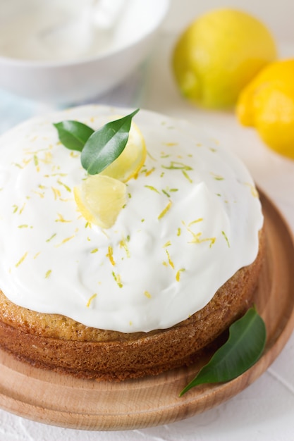 Tarta de limón con crema batida.