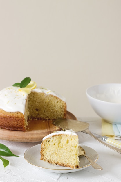 Tarta de limón con crema batida.