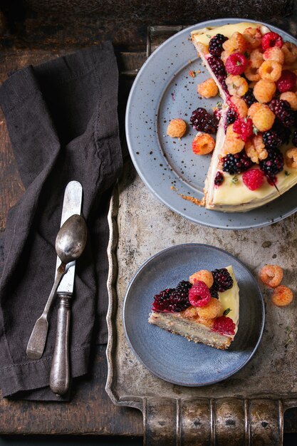 Tarta de limón con frambuesas coloridas