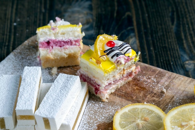 Tarta de limón y fresa hecha con varias capas de tartas de diferentes sabores