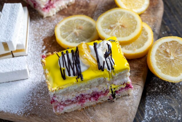 Tarta de limón y fresa hecha con varias capas de tartas de diferentes sabores