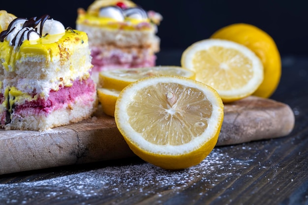 Tarta de limón y fresa hecha con varias capas de tartas de diferentes sabores
