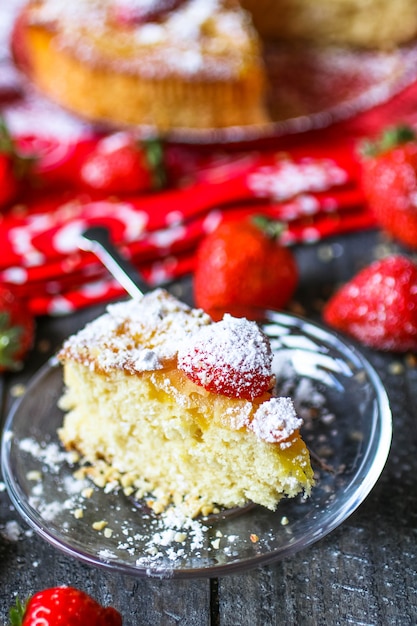Foto tarta de limón con fresas, azúcar y chocolate