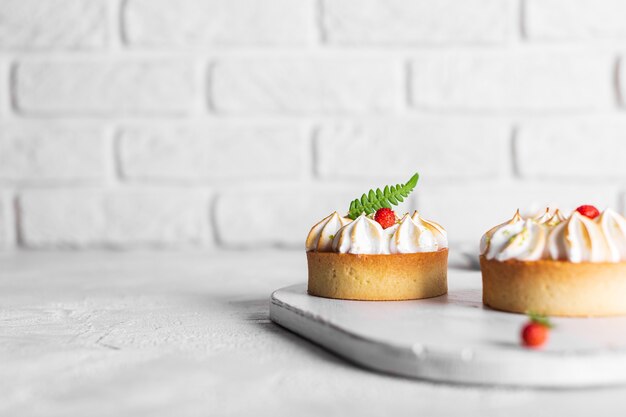 Tarta de limón con merengue y fresas