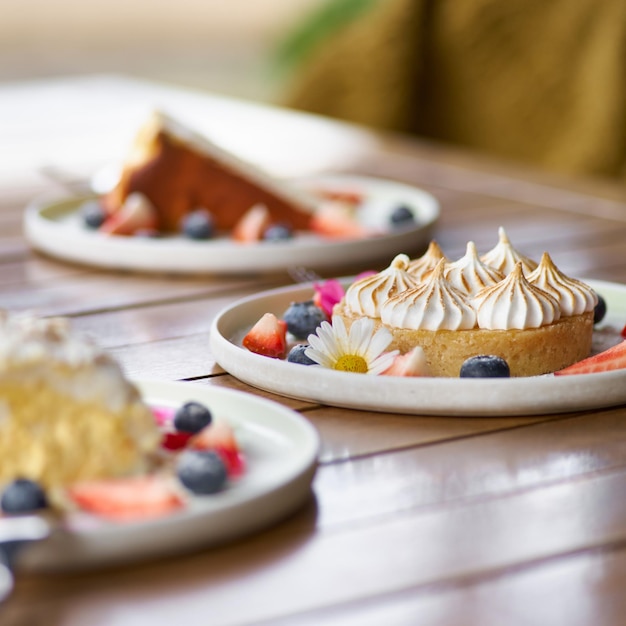 Tarta de limón sobre la mesa con frutas cítricas Tarta de pastelería dulce tradicional francesa Delicioso postre casero apetitoso con crema de cuajada de limón