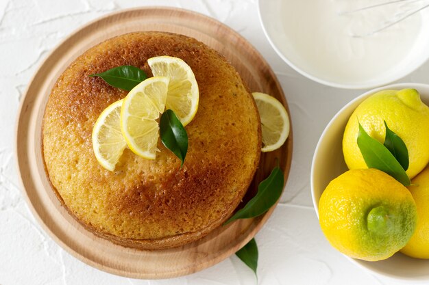 Tarta de limón con vista superior de crema batida