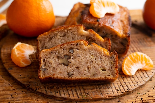 Tarta de mandarina con fruta fresca.