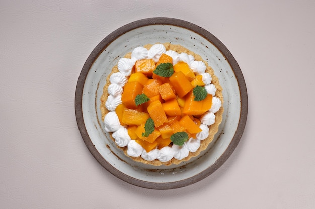 Foto tarta de mango o pastel de mango en un plato