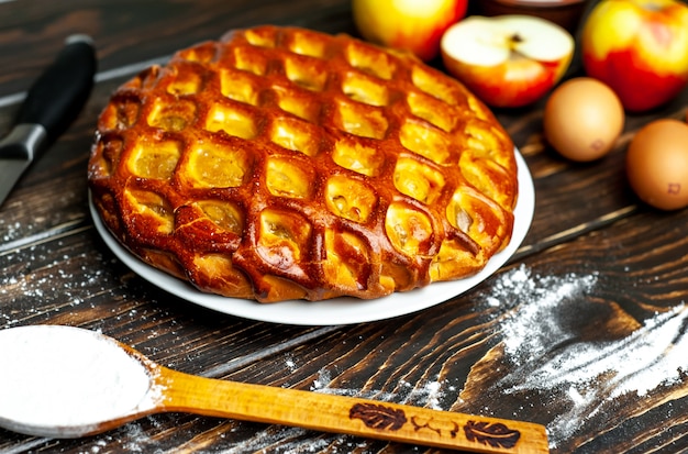 Tarta de manzana americana clásica orgánica cocida fresca en la tabla de madera.