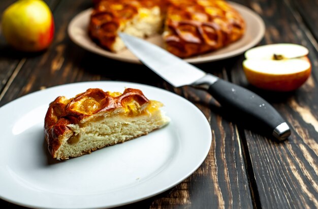 Tarta de manzana americana clásica orgánica cocida fresca en la tabla de madera.