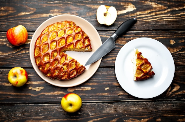 Tarta de manzana americana clásica orgánica cocida fresca en la tabla de madera.