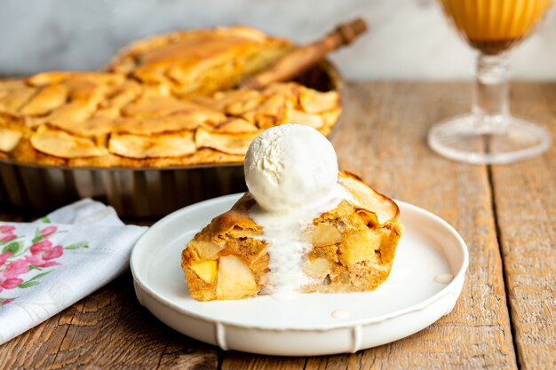 Tarta de manzana con una bola de helado