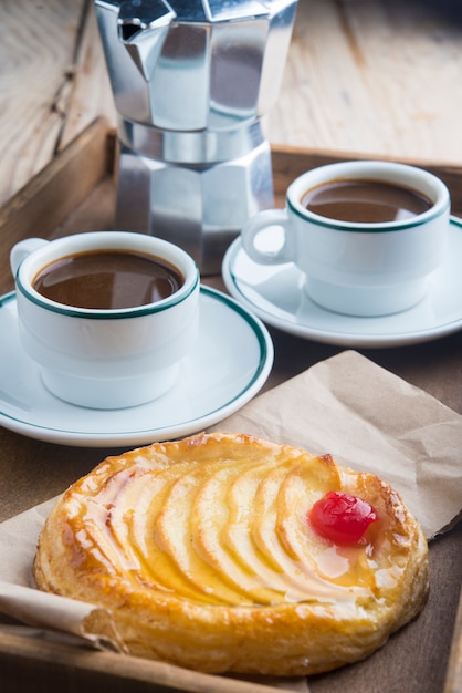 Tarta de manzana con café