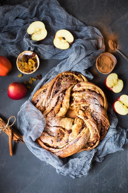 tarta de manzana con canela Bollo de hojaldre con especias y pasas Postre casero de manzana