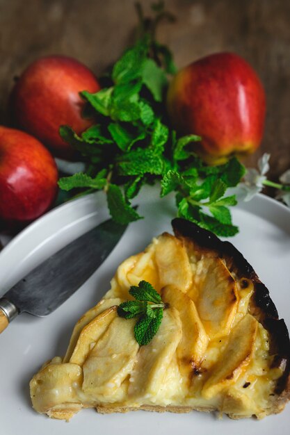 Tarta de manzana con canela y menta