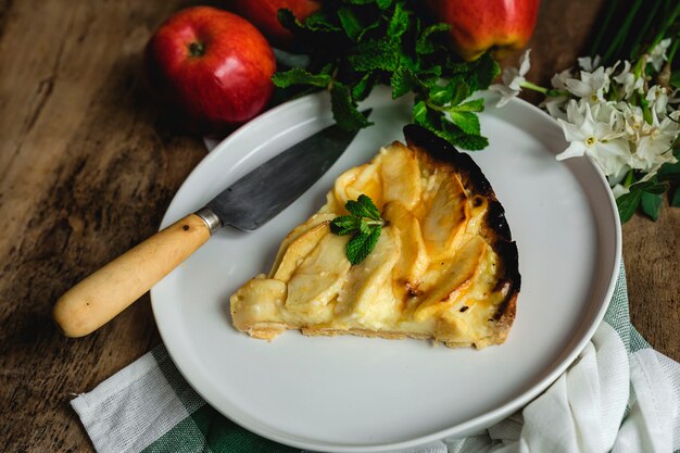 Tarta de manzana con canela y menta