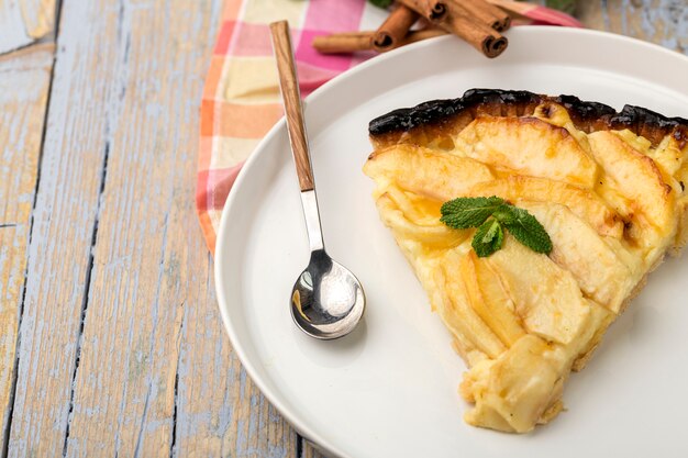 Tarta de manzana con canela y menta