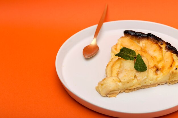 Tarta de manzana con canela y menta