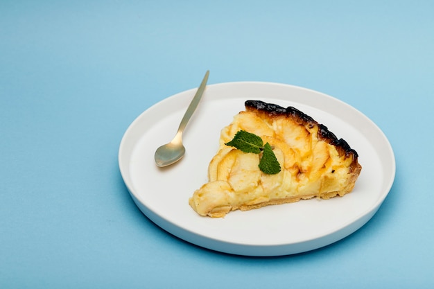 Tarta de manzana con canela y menta