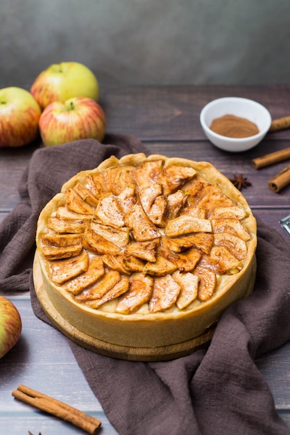 Tarta de manzana con canela en servilleta de madera y marrón