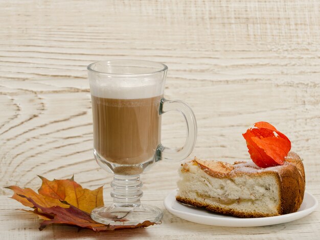 Tarta de manzana y capuchino