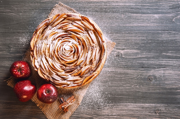 Tarta de manzana casera aislado sobre fondo de madera