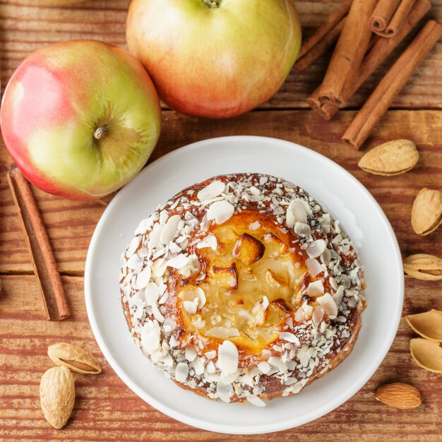 Tarta de manzana casera con almendras y canela