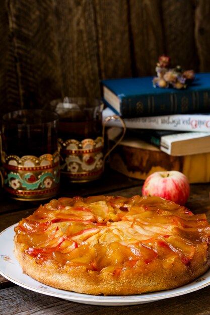 Tarta de manzana casera con canela y caramelo sobre fondo de madera