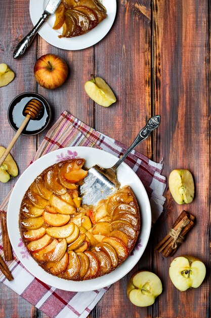 Tarta de manzana casera con caramelo y canela en mesa de madera