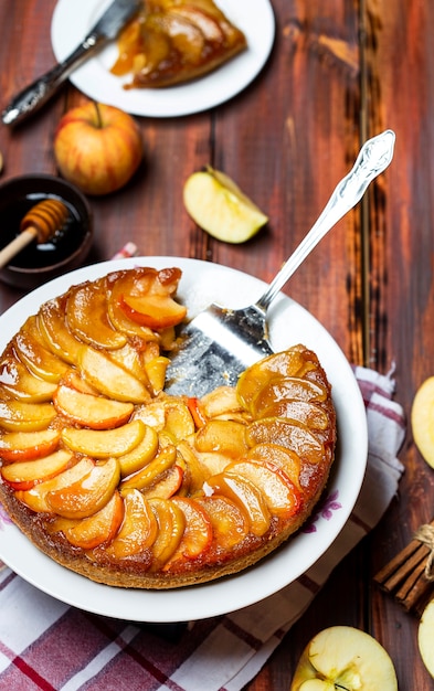 Tarta de manzana casera con caramelo y canela en mesa de madera