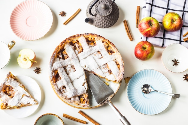 Tarta de manzana casera espolvoreada con azúcar en polvo con una rebanada