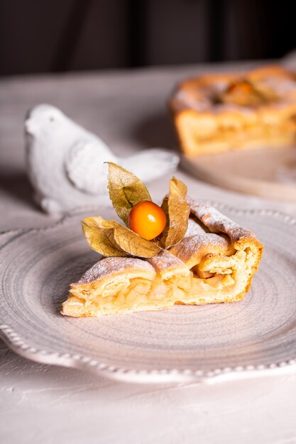 Tarta de manzana casera con fisalis en un plato