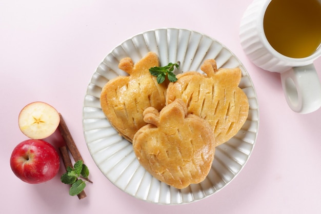 Tarta de manzana casera, con forma de manzana.