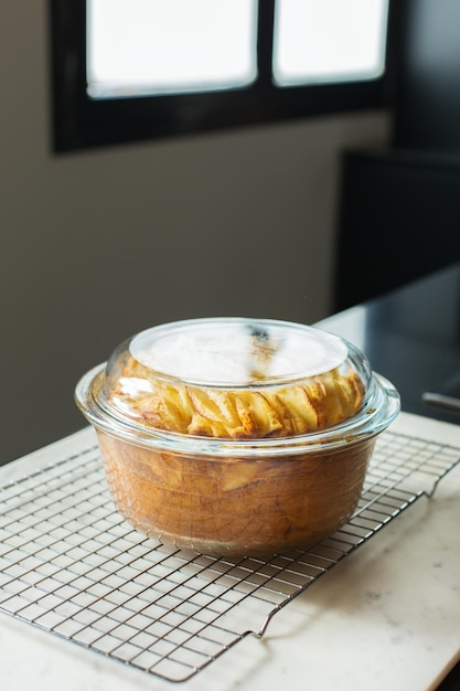 Tarta de manzana casera fresca en la cocina moderna