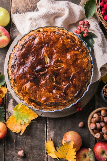 Tarta de manzana casera con frutas y hojas de otoño